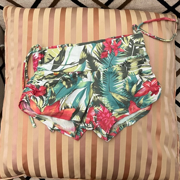 LA LA LAND SWIM Tropical Rouched Shorts - Picture 1 of 2